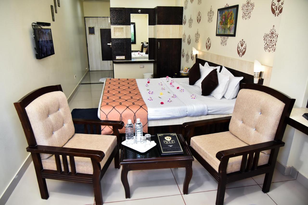 Hotel Tulsi Residency 普杰 外观 照片